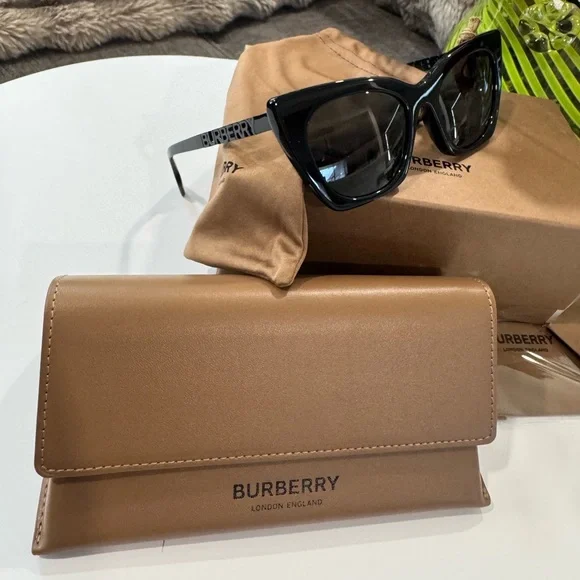 ONE DAY SALE✨
SALE✨🤍BURBERRY Marriane cat eye Black Sunglasses 🤍 - Picture 5 of 16
